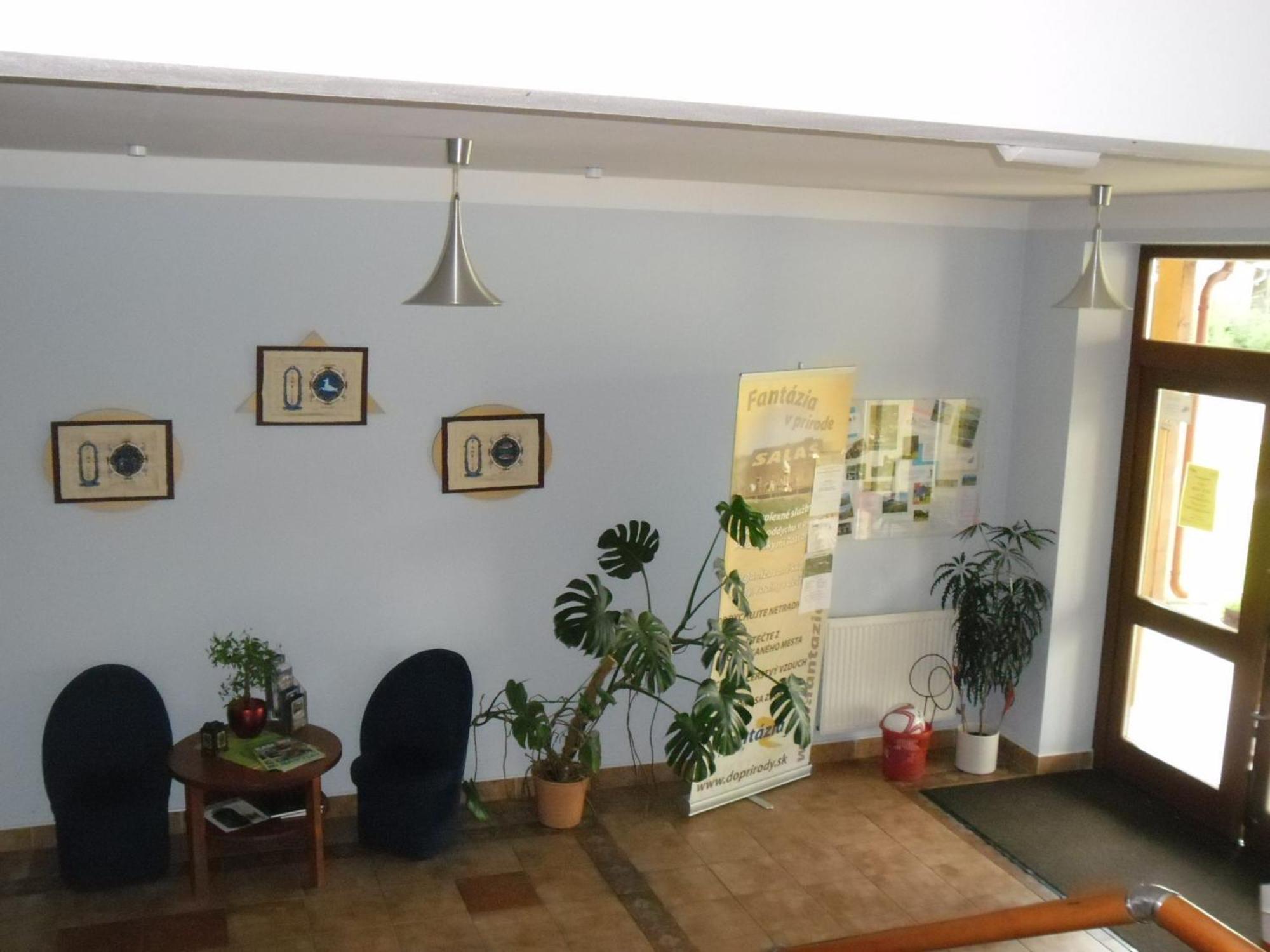 Red Deer Hotel Brezno Ngoại thất bức ảnh