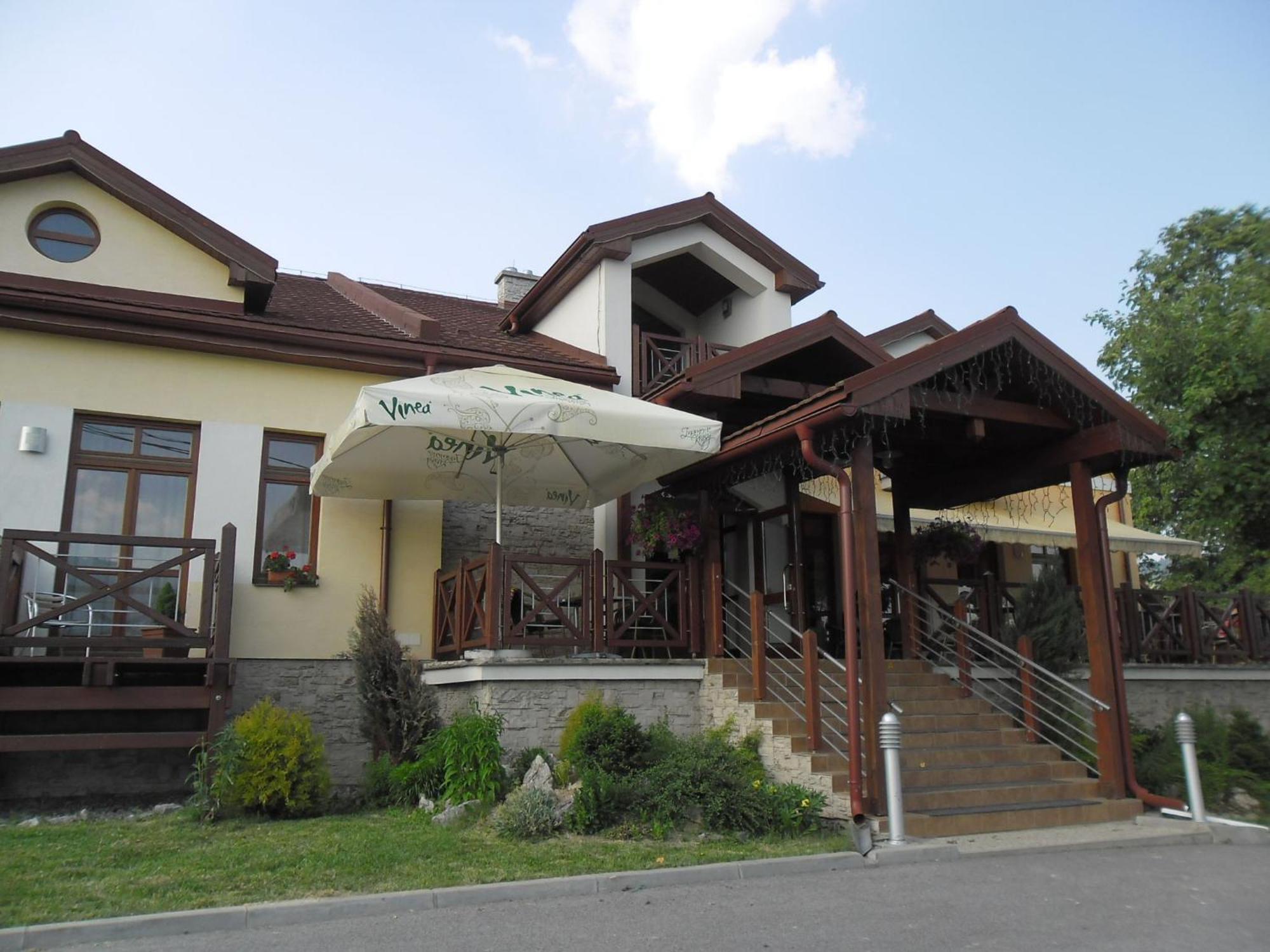 Red Deer Hotel Brezno Ngoại thất bức ảnh