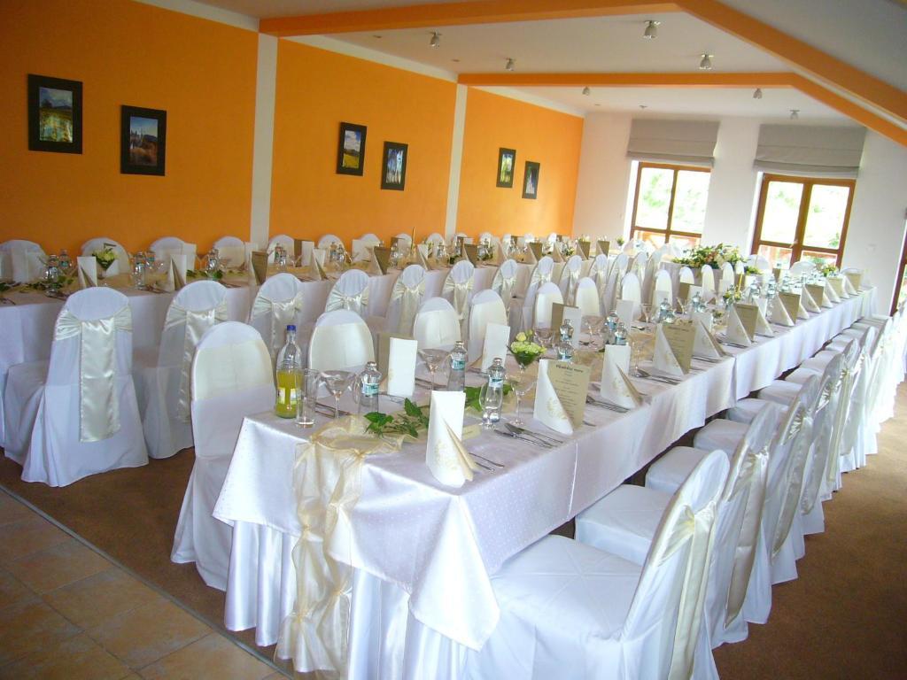 Red Deer Hotel Brezno Ngoại thất bức ảnh