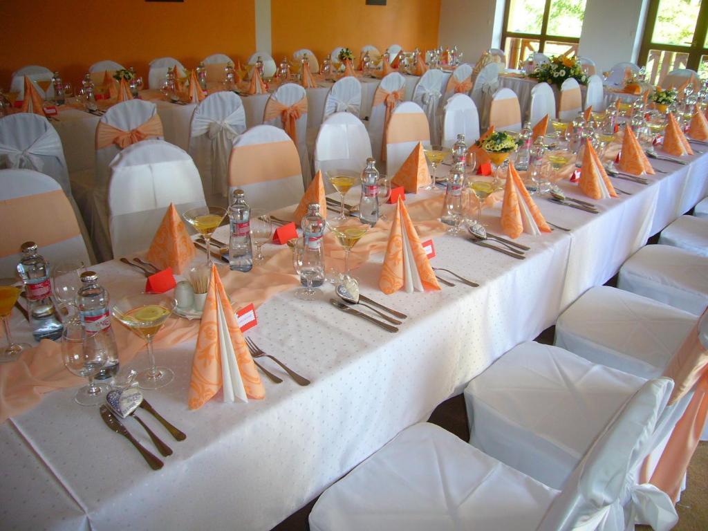Red Deer Hotel Brezno Ngoại thất bức ảnh