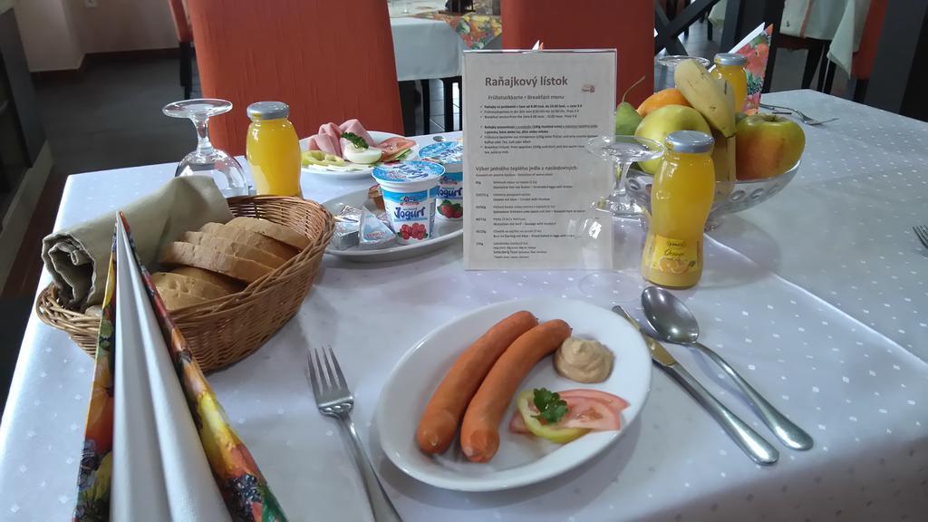 Red Deer Hotel Brezno Ngoại thất bức ảnh